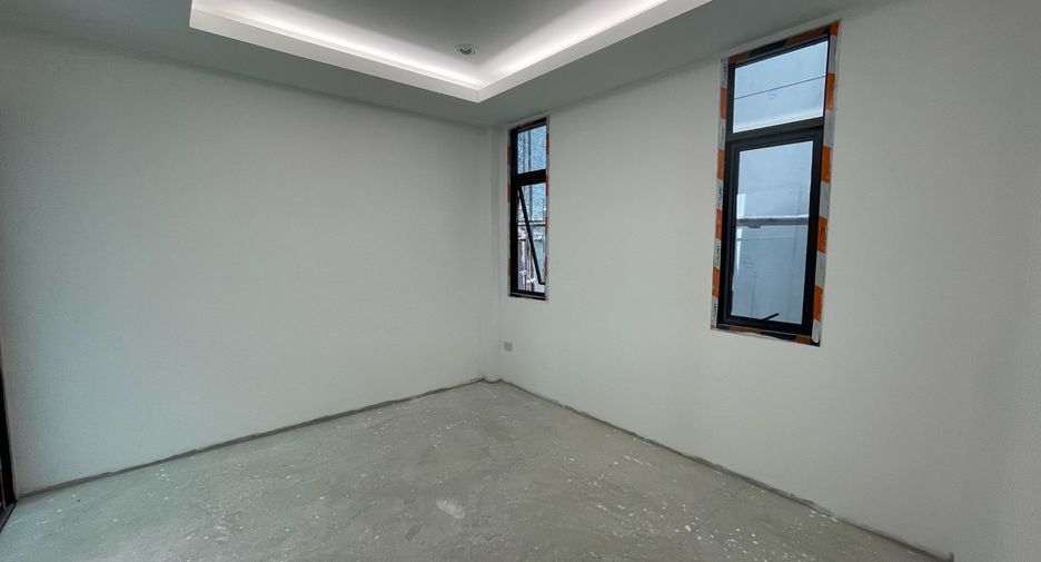 For sale 4 bedrooms house in Huai Khwang, Bangkok