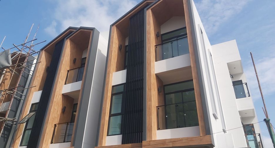 For sale 4 bedrooms house in Huai Khwang, Bangkok