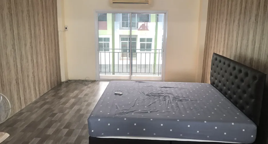Gewerbefläche zum Kauf mit 2 Zimmer in Bang Khun Thian, Bangkok