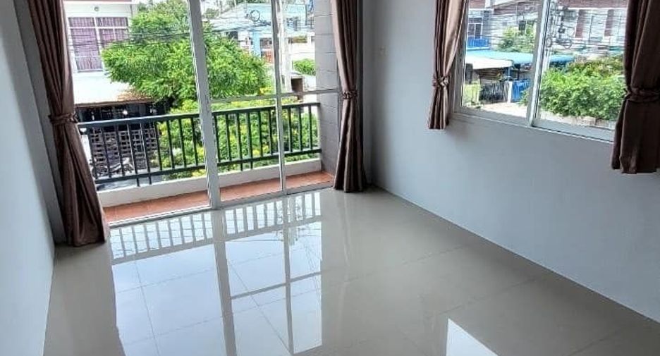 For rent 3 bedrooms townhouse in Bang Lamung, Chonburi