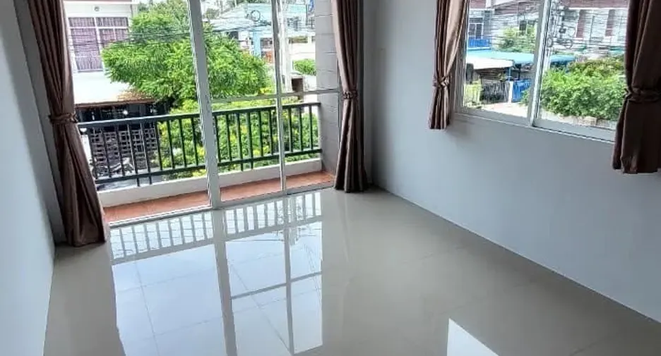 For rent 3 bedrooms townhouse in Bang Lamung, Chonburi