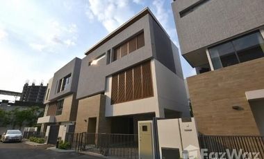 For sale 5 bedrooms house in Huai Khwang, Bangkok
