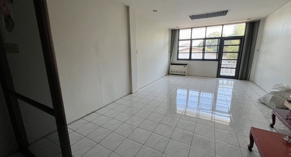 For sale 8 bedrooms retail Space in Yan Nawa, Bangkok