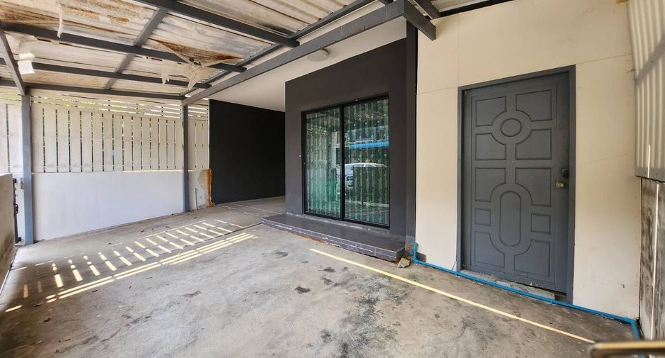 For sale 3 bedrooms townhouse in Prawet, Bangkok
