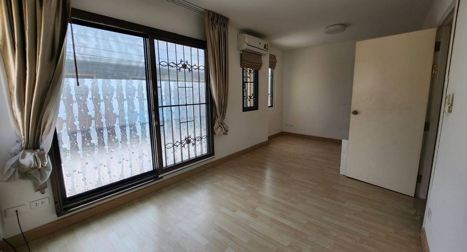 For sale 3 bedrooms townhouse in Prawet, Bangkok