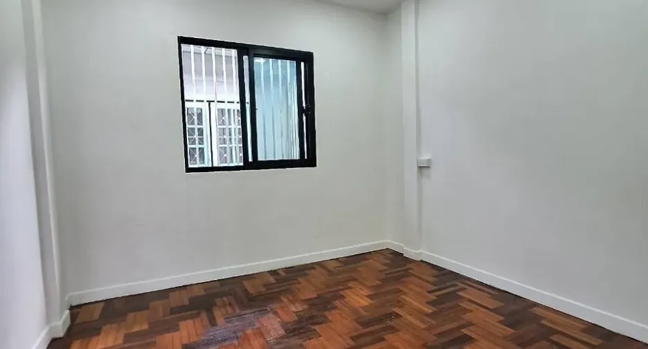 For sale 4 bedrooms townhouse in Nong Khaem, Bangkok
