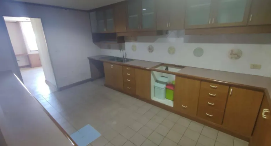 For sale 4 bedrooms condo in Khlong Toei, Bangkok