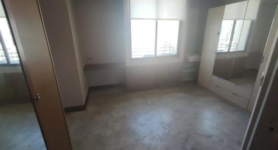 For sale 4 bedrooms condo in Khlong Toei, Bangkok