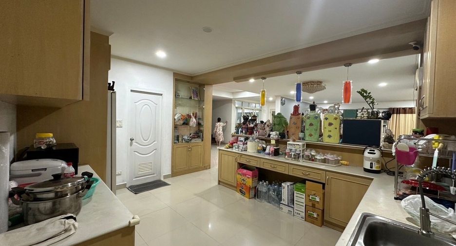 For sale 5 bedrooms house in Bang Khun Thian, Bangkok