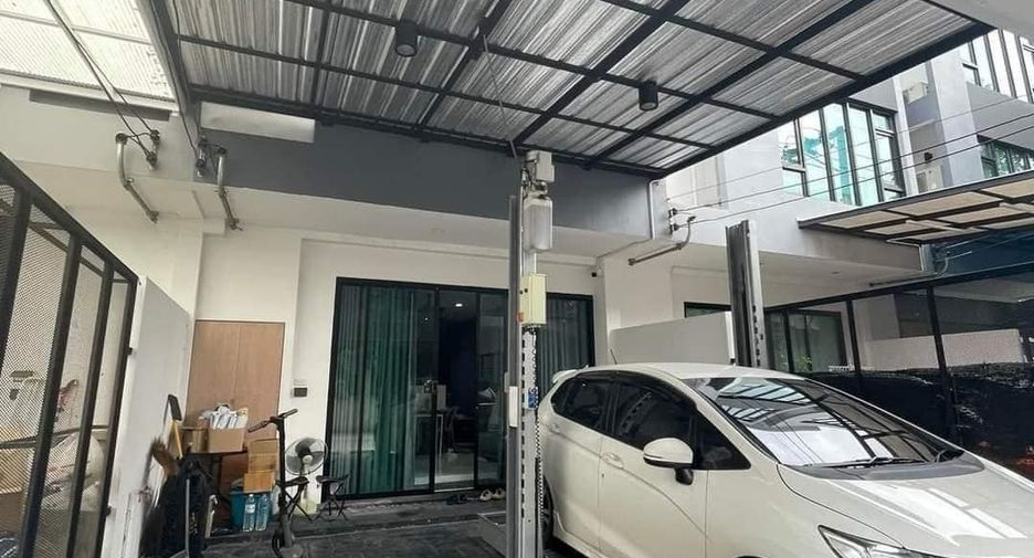 For sale 3 bedrooms townhouse in Lat Phrao, Bangkok