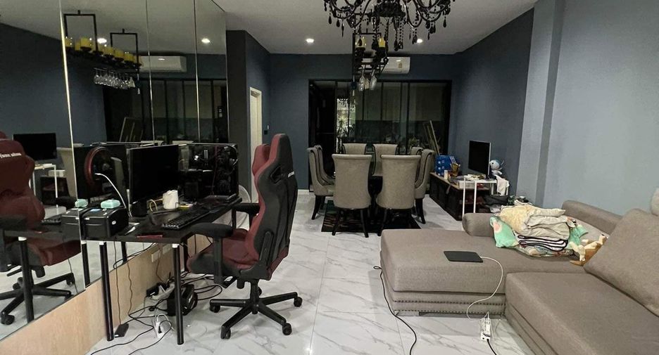 For sale 3 bedrooms townhouse in Lat Phrao, Bangkok