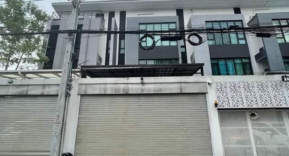For sale 3 bedrooms townhouse in Lat Phrao, Bangkok