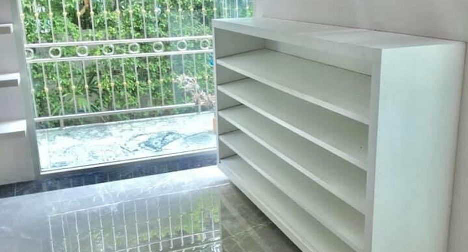 Casa en venta y en alquiler de 5 habitaciones en Prawet, Bangkok