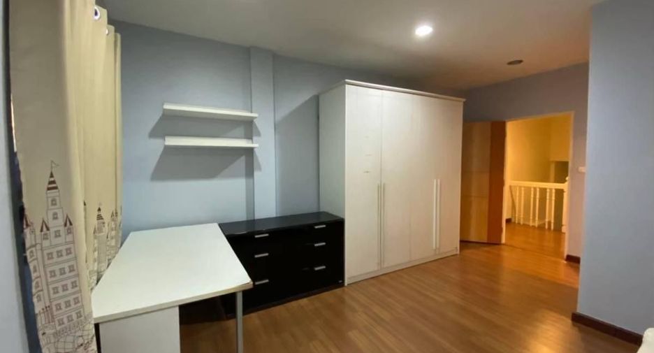 For sale 3 bedrooms townhouse in Bang Kapi, Bangkok