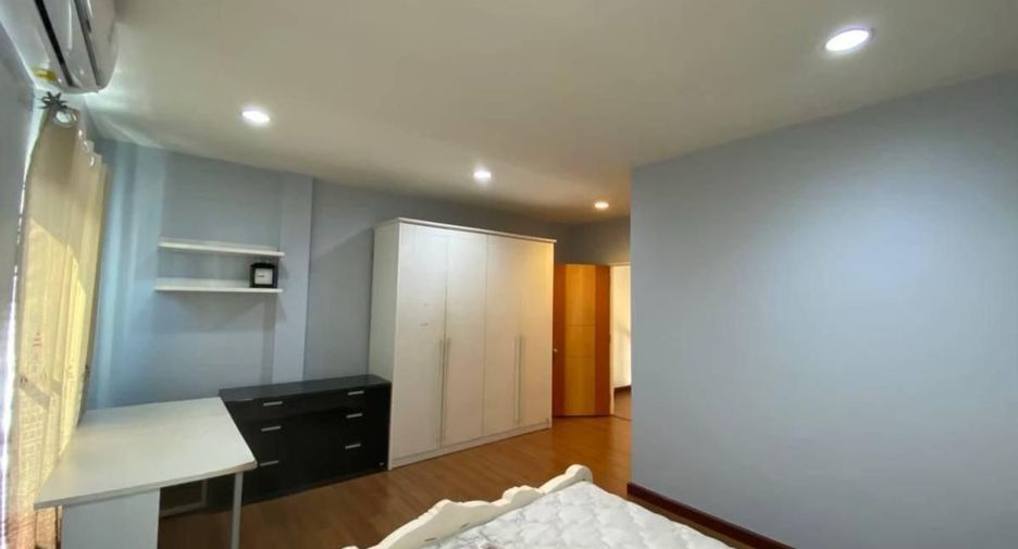 For sale 3 bedrooms townhouse in Bang Kapi, Bangkok