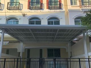 For sale 3 bedrooms townhouse in Bang Kapi, Bangkok