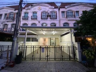 For sale 3 bedrooms townhouse in Bang Kapi, Bangkok