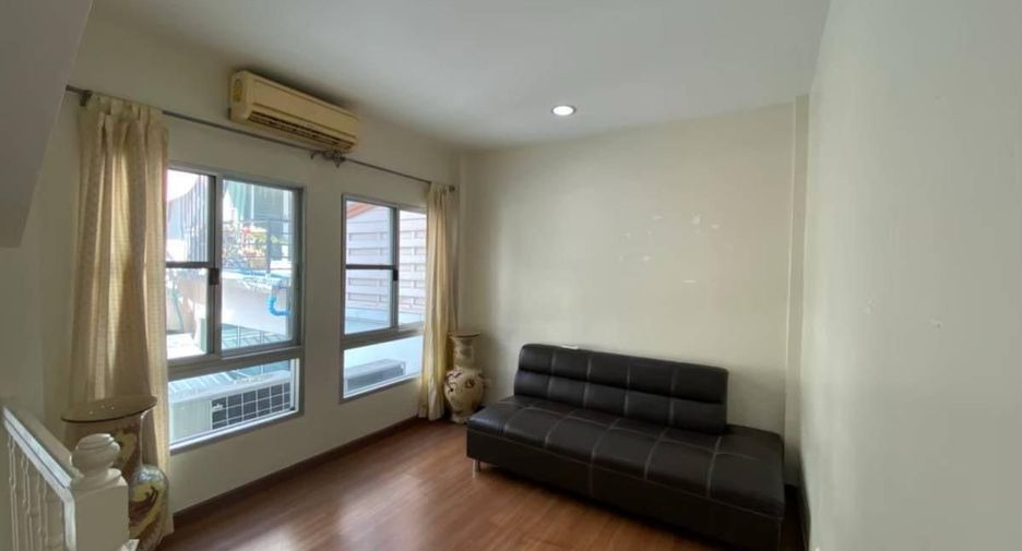 For sale 3 bedrooms townhouse in Bang Kapi, Bangkok