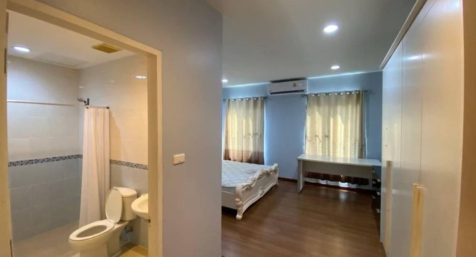 For sale 3 bedrooms townhouse in Bang Kapi, Bangkok