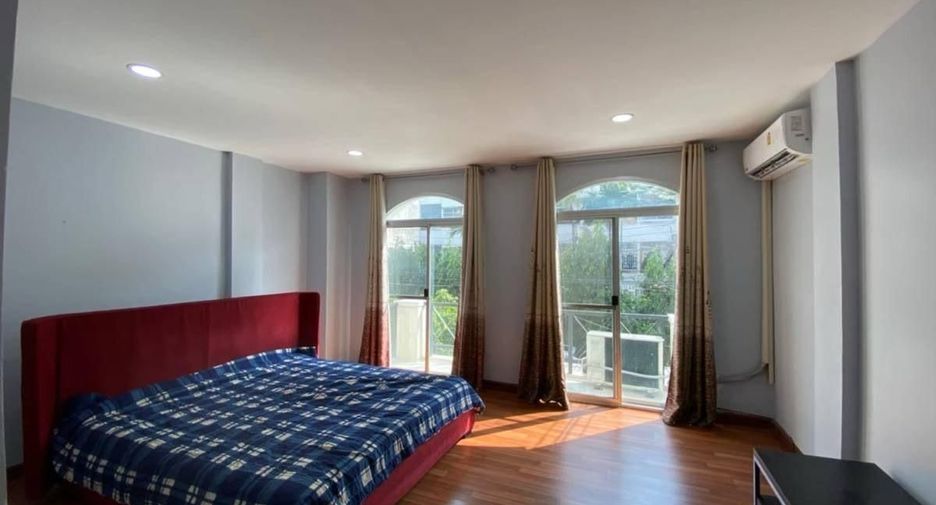 For sale 3 bedrooms townhouse in Bang Kapi, Bangkok