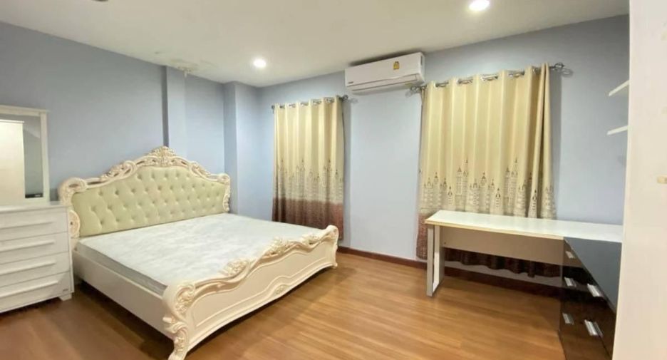 For sale 3 bedrooms townhouse in Bang Kapi, Bangkok