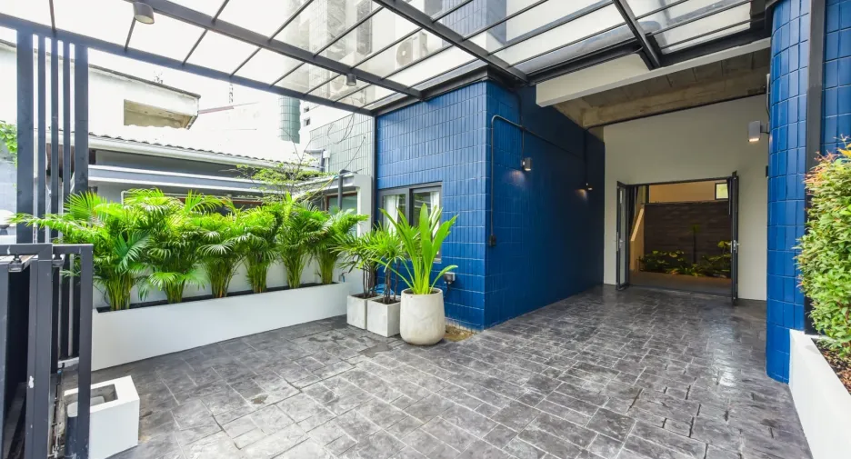 For sale and for rent 6 bedrooms townhouse in Mueang Samut Prakan, Samut Prakan