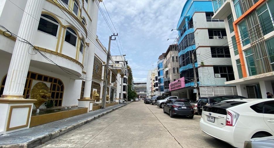 Аренда 4 спальни торговое помещение в Mueang Nonthaburi, Нонтабури