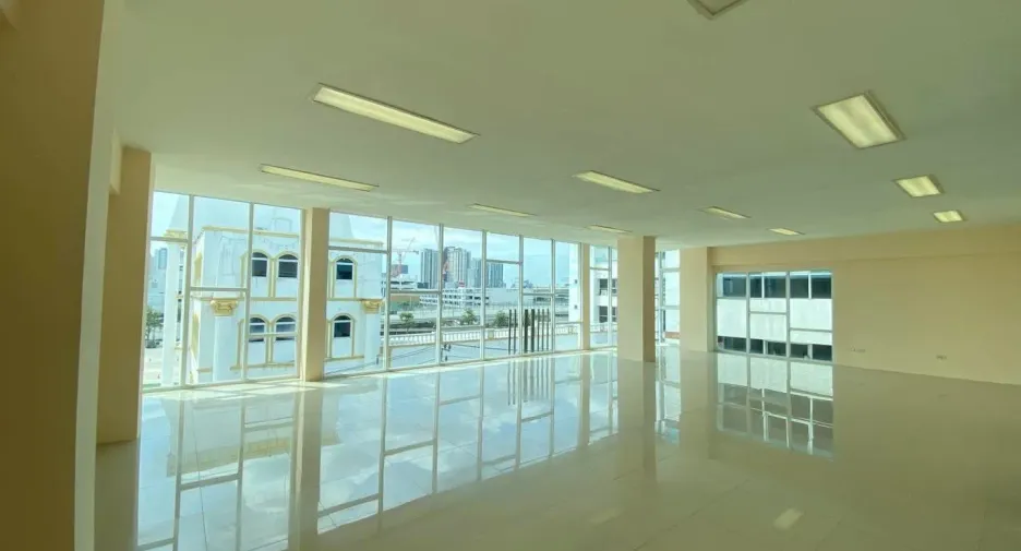 Аренда 4 спальни торговое помещение в Mueang Nonthaburi, Нонтабури