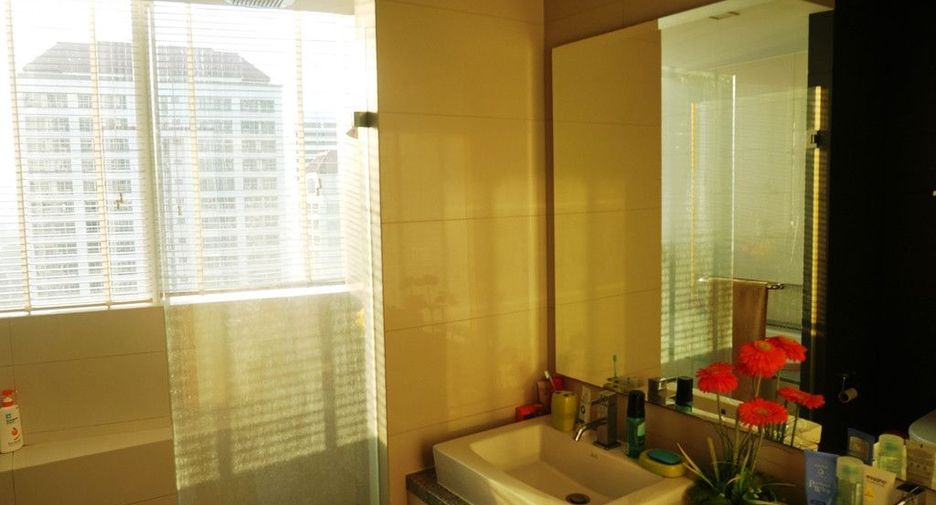 For sale 2 bedrooms condo in Khlong Toei, Bangkok