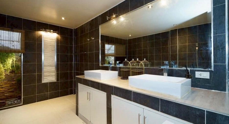 For rent 4 bedrooms villa in Bang Lamung, Chonburi