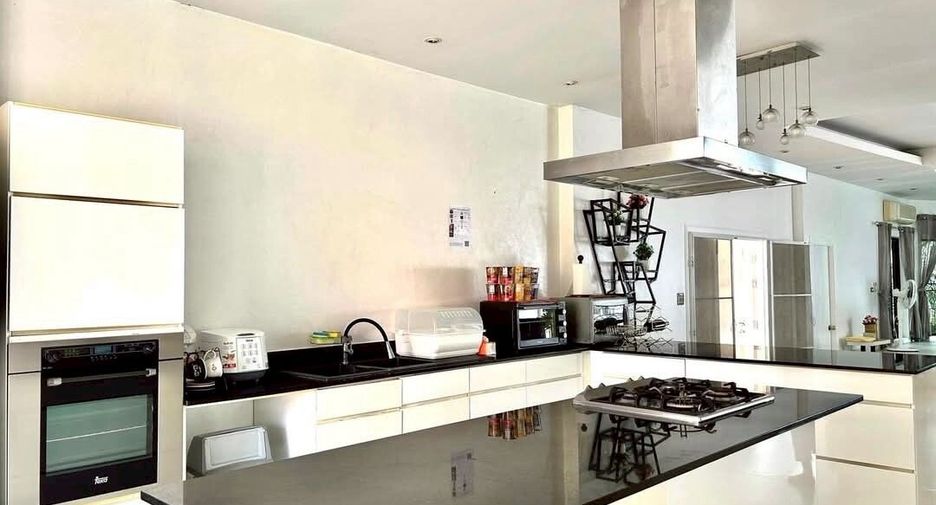 For rent 4 bedrooms villa in Bang Lamung, Chonburi