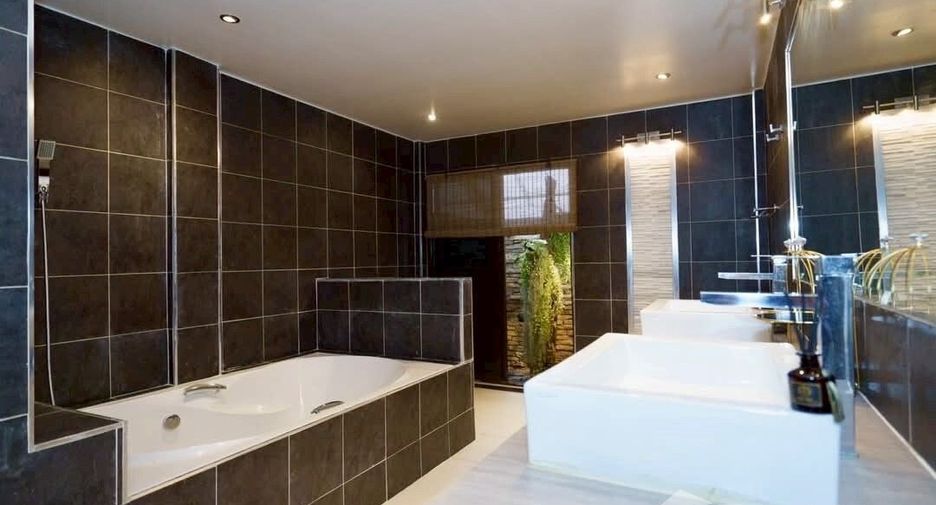 For rent 4 bedrooms villa in Bang Lamung, Chonburi