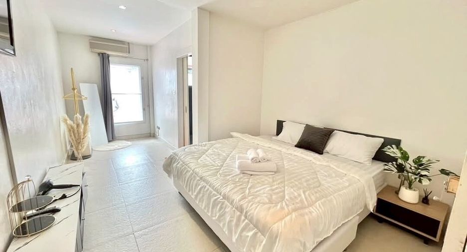 For rent 4 bedrooms villa in Bang Lamung, Chonburi