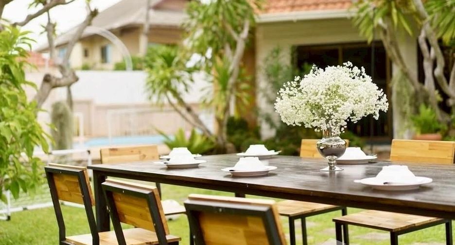 For rent 4 bedrooms villa in Bang Lamung, Chonburi
