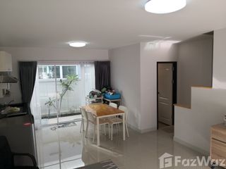 Casa adosada en venta de 3 habitaciones en Bang Sao Thong, Samut Prakan