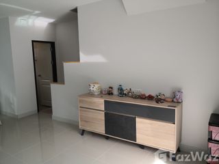 Casa adosada en venta de 3 habitaciones en Bang Sao Thong, Samut Prakan