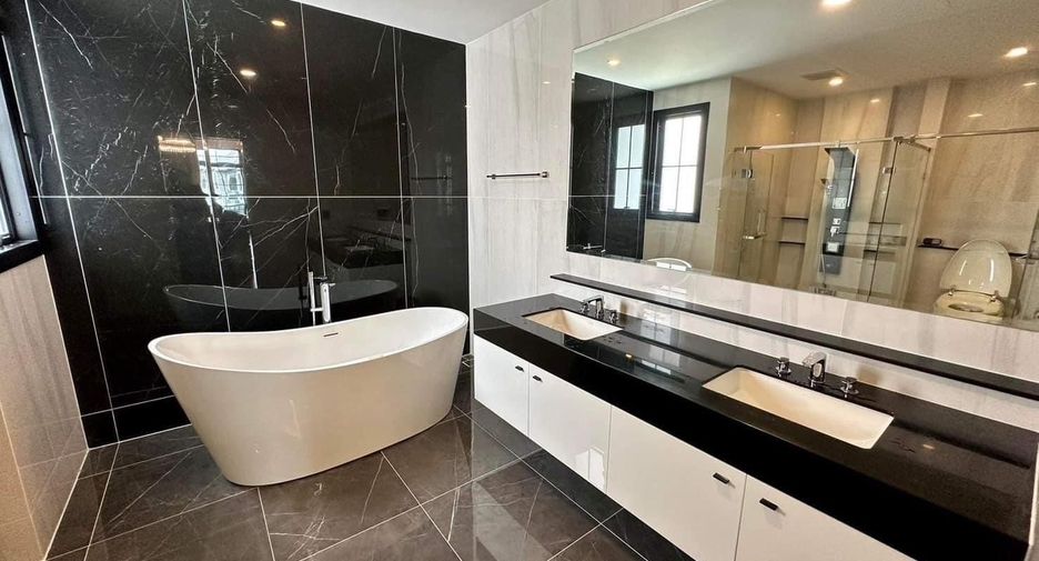For sale 4 bedrooms house in Thawi Watthana, Bangkok