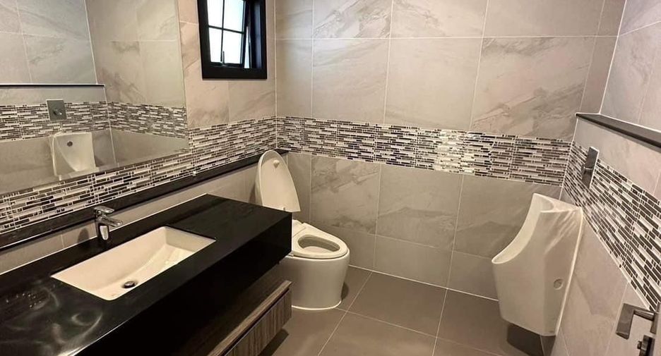 For sale 4 bedrooms house in Thawi Watthana, Bangkok