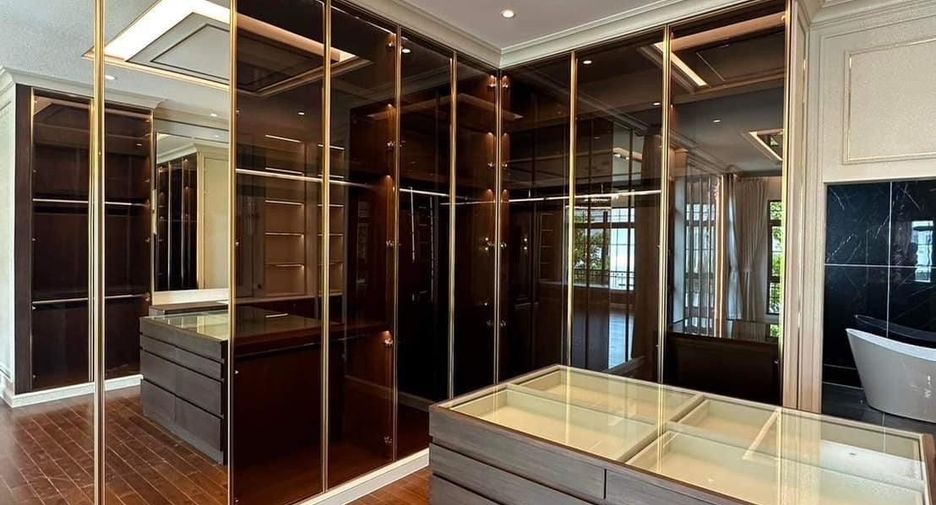 For sale 4 bedrooms house in Thawi Watthana, Bangkok