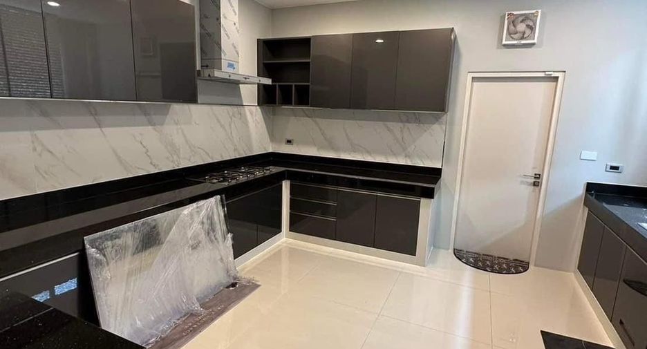 For sale 4 bedrooms house in Thawi Watthana, Bangkok
