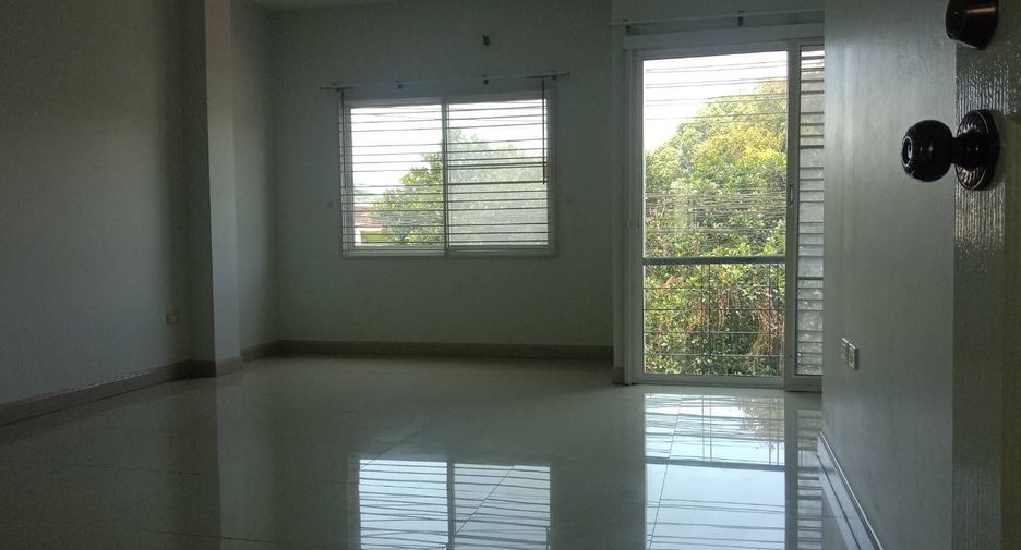 For rent 3 bedrooms townhouse in Si Racha, Chonburi