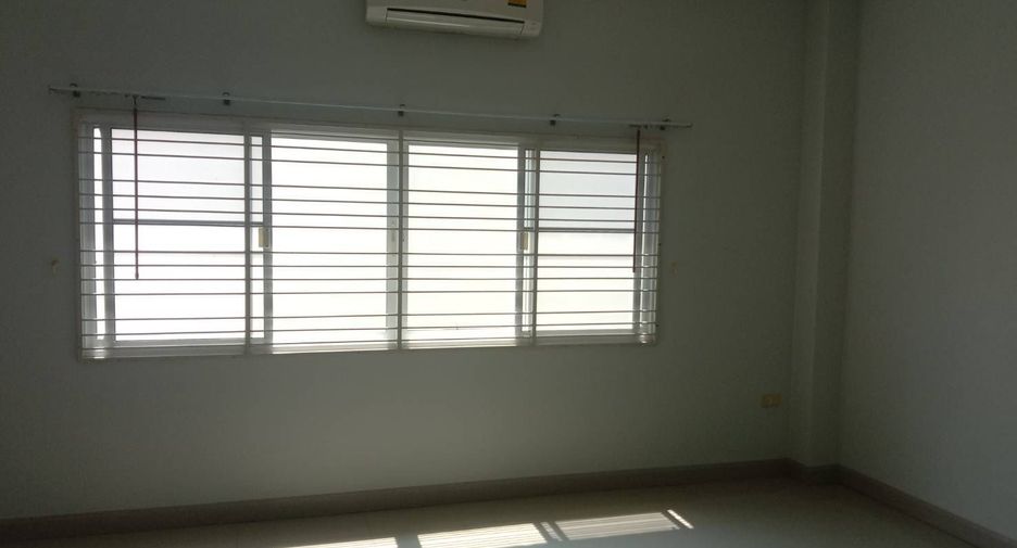 For rent 3 bedrooms townhouse in Si Racha, Chonburi