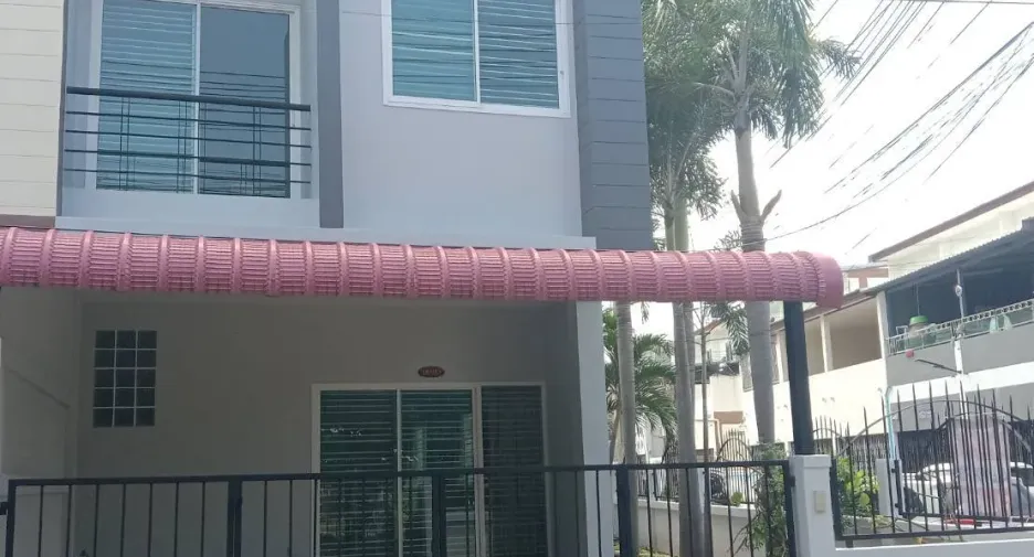For rent 3 bedrooms townhouse in Si Racha, Chonburi