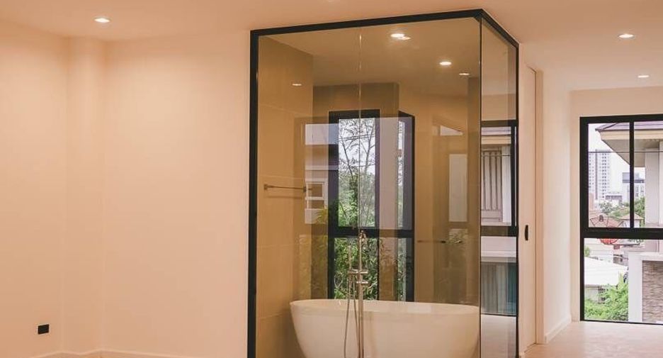 For sale 3 bedrooms townhouse in Phra Khanong, Bangkok