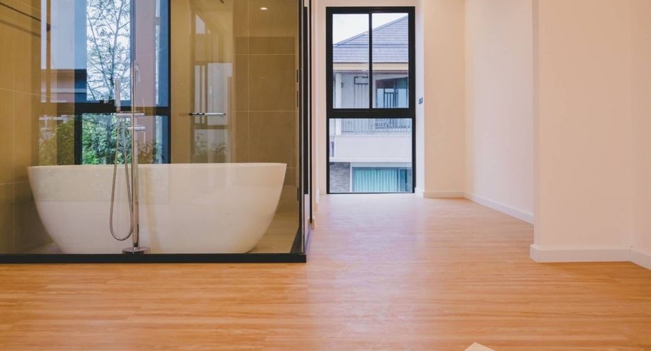 For sale 3 bedrooms townhouse in Phra Khanong, Bangkok
