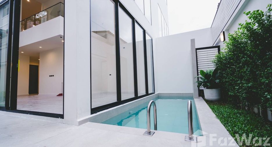 For sale 3 bedrooms townhouse in Phra Khanong, Bangkok