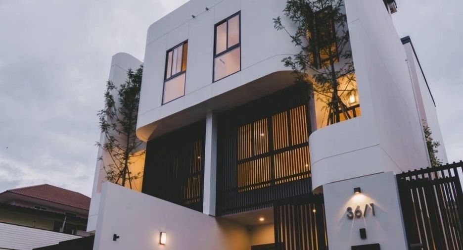 For sale 3 bedrooms townhouse in Phra Khanong, Bangkok
