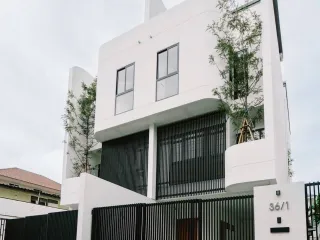 For sale 3 bedrooms townhouse in Phra Khanong, Bangkok