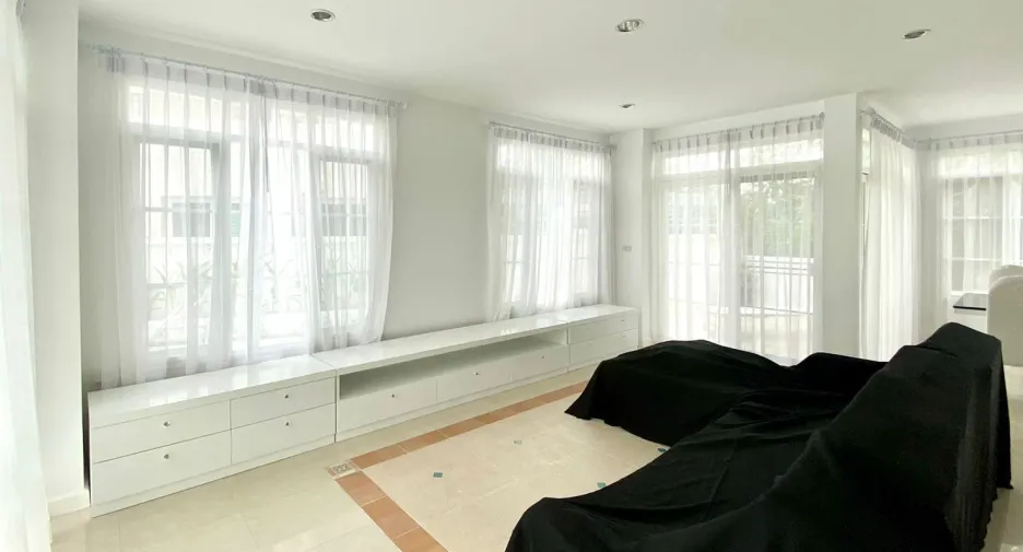 À vendre et à louer 4 chambres villa à Mueang Phuket, Phuket