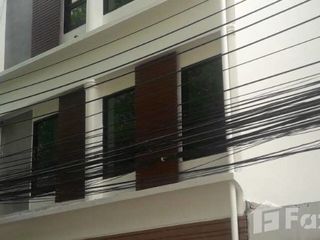 Reihenhaus zum Kauf und zur Miete mit 9 Zimmer in Watthana, Bangkok